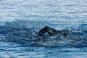Blaue Fluke einer Meerjungfrau beim Abtauchen