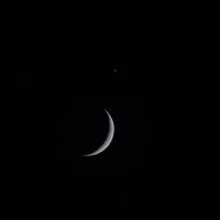 Schmale Mondsichel, dar&uuml;ber die Venus