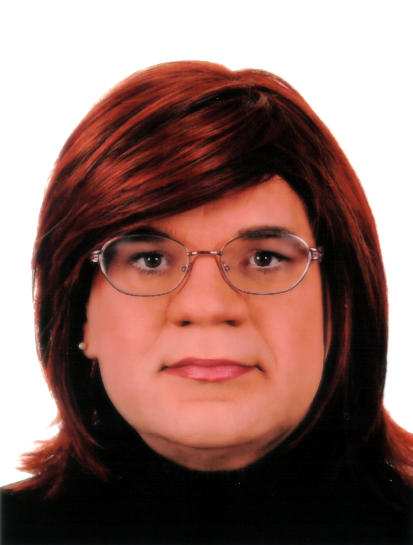 Portrait: eine Frau mit roten Haaren und Brille, dezent geschminkt.
